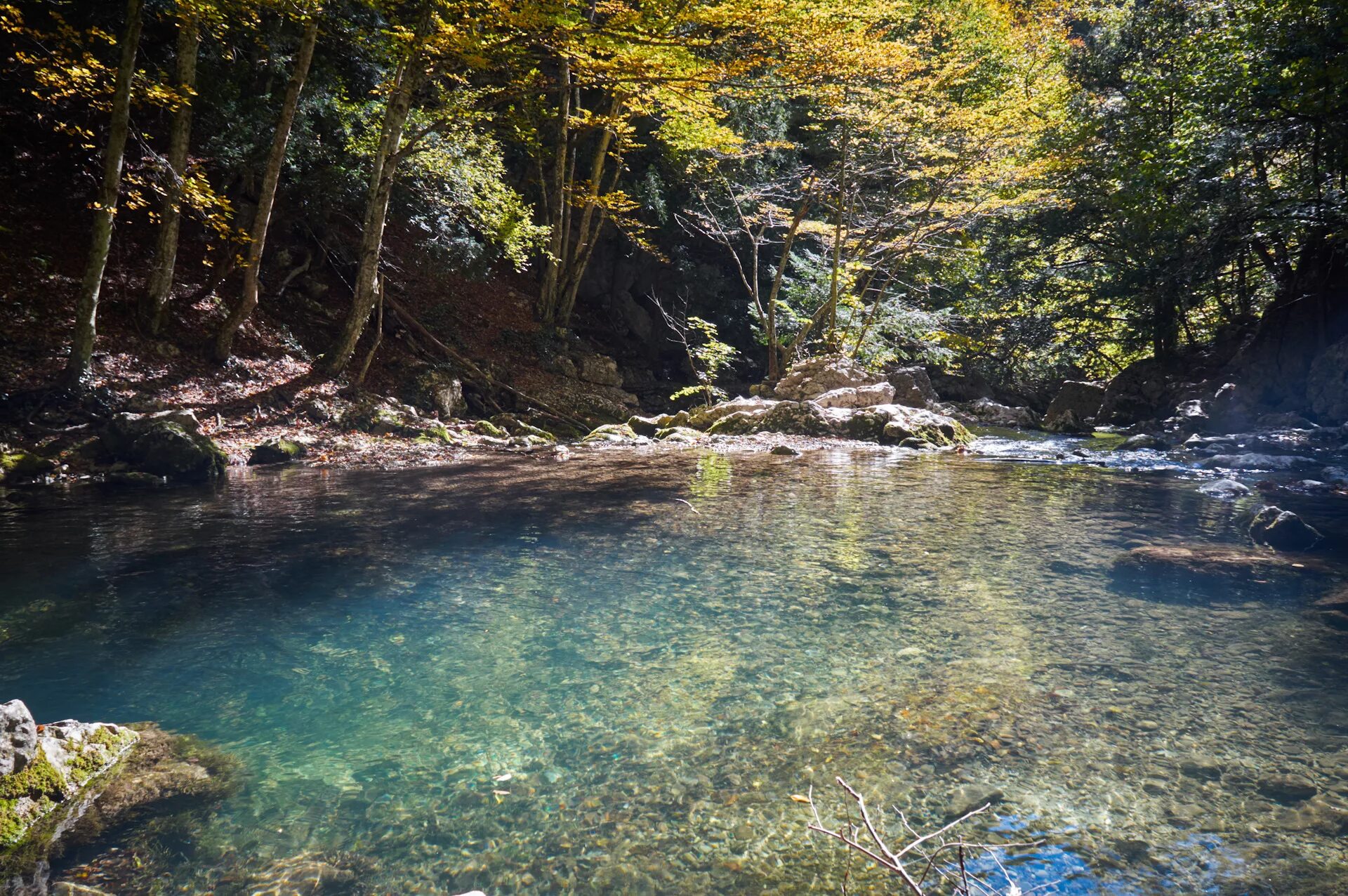 голубое озеро запрудное алушта. юбилейное озеро алушта. озеры крыма. алушта запрудное бирюзовое озеро. озеро арпат крым зеленогорье.