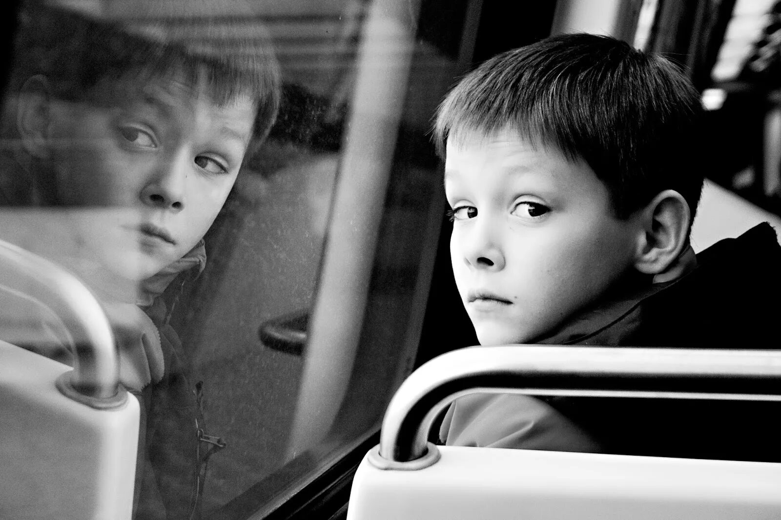 Проезд детей в россию. Мальчик в автобусе. Автобус для детей. Мальчик в маршрутке. Высадка детей из общественного транспорта.