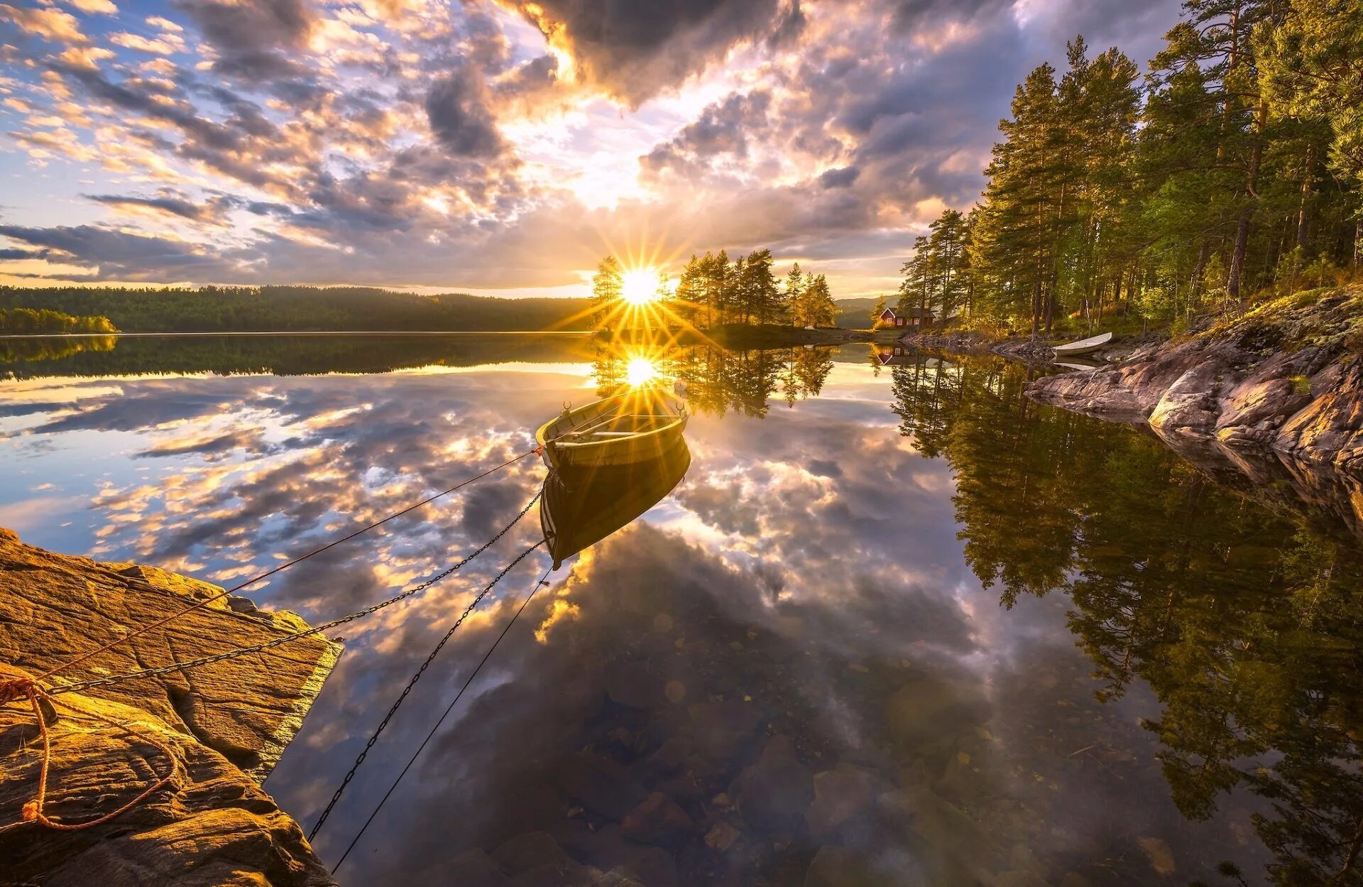 Картинки отражающиеся. Озеро Селигер Солнечный. Пейзаж с отражением в воде. Отражение неба в реке. Закат на озере.