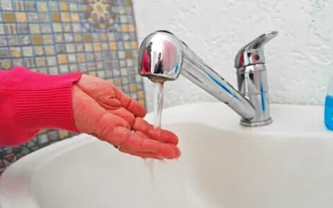 Теплая вода идет