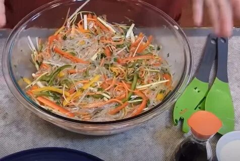 Фунчоза с колбасой и овощами