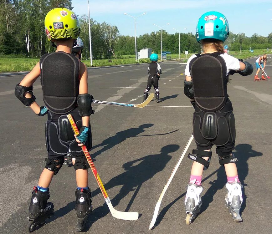 Прокат защита. Шлем для лыжероллеров. Защита для роллеров. Защита для катания на роликах для детей. Защита для роликов детская.