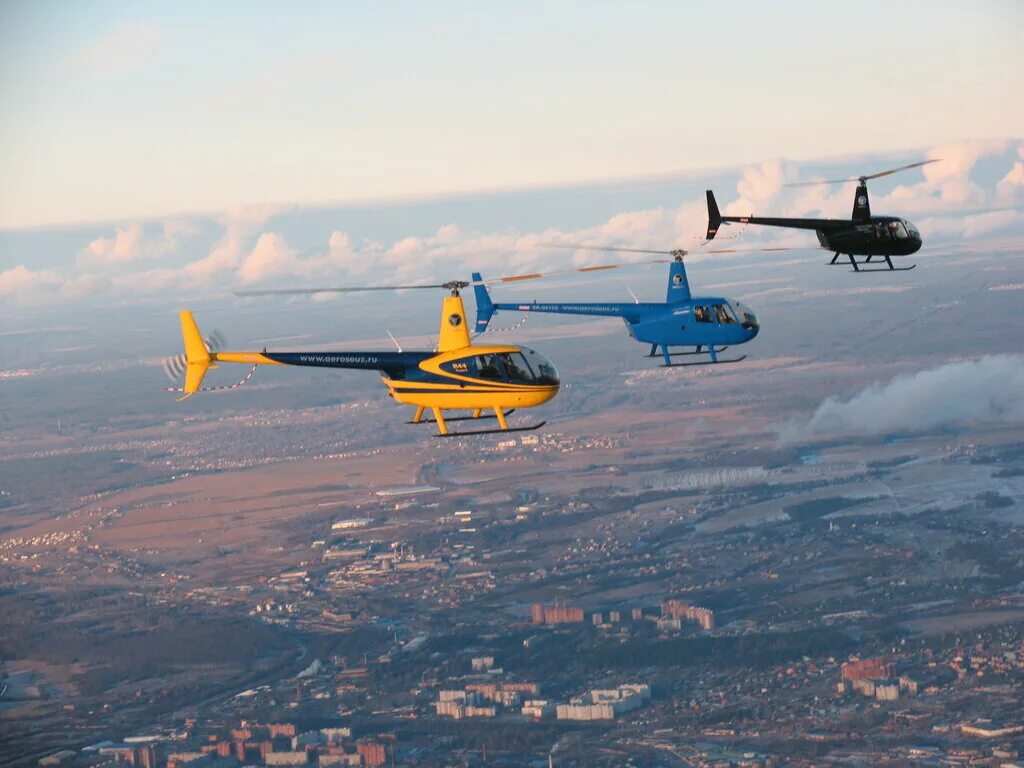 Вертолет москва полет. Robinson r44 полет. Полет на вертолете Robinson r44. Робинсон 44 полет. Вертолетная прогулка r44.