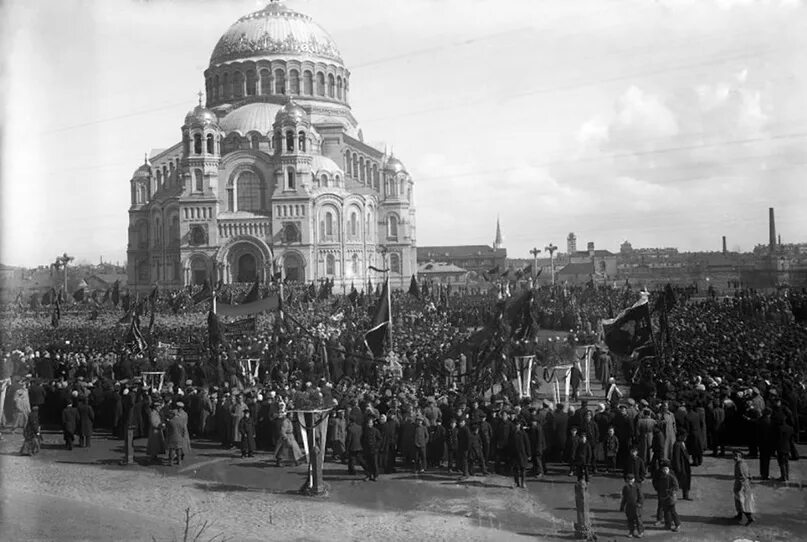 Санкт петербург 1921 год. Якорная площадь в Кронштадте 1917 год. Кронштадт революция 1917. Якорная площадь в Кронштадте 1921. Восстание в Кронштадте 1921 Якорная площадь.