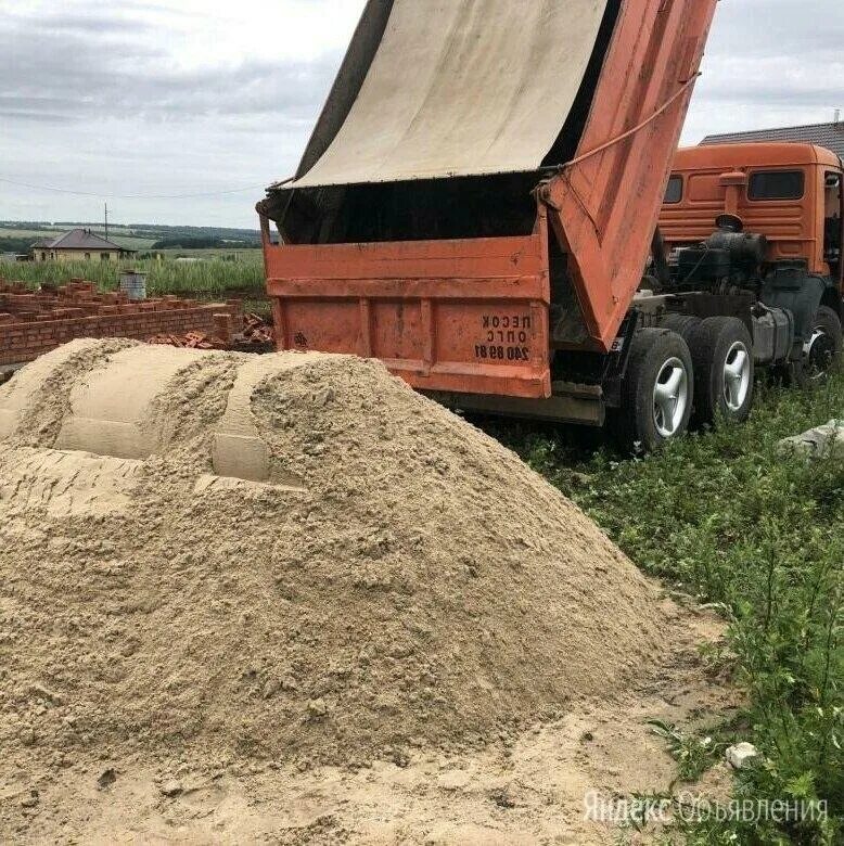 Купить песок в пензе с доставкой. КАМАЗ 65115 выгружает песок. ПГС КАМАЗ. КАМАЗ С щебнем. КАМАЗ С песком.