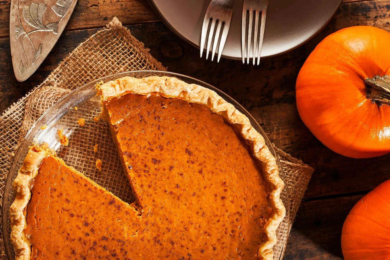 Тыква пирог фото. Тыквенный пирог Pumpkin pie. Thanksgiving Day тыквенный пирог. Тыквенный чизкейк. Тыквенный пирог с корицей.