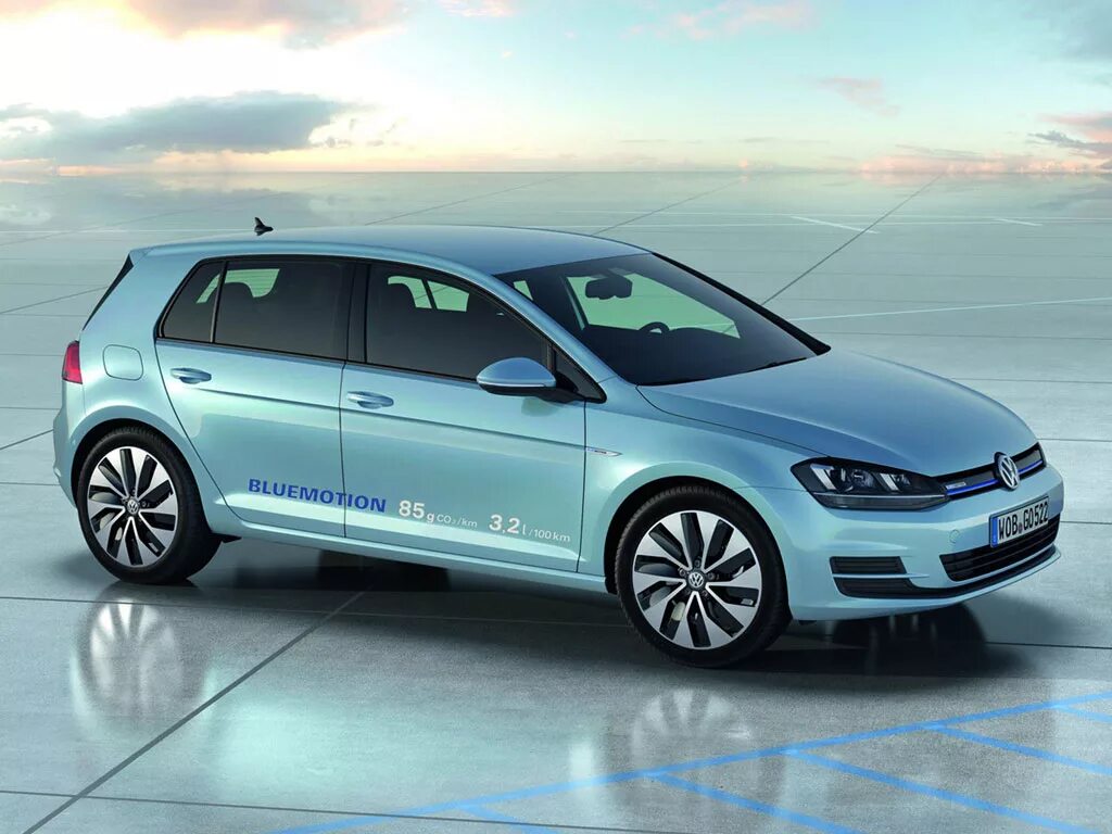 Volkswagen описание. Golf 7 BLUEMOTION. Volkswagen Golf BLUEMOTION. Гольф 7 блюмоушен. Фольксваген гольф СС.