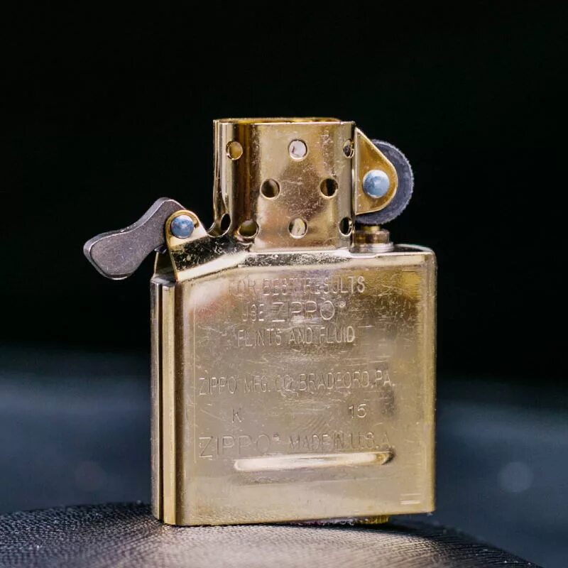 49500 Zippo. Бензиновая зажигалка Zippo снизу. Зиппо блок зажигалки 22. Зиппо зажигалка оригинал в 1972 американская. Стоимость зажигалки