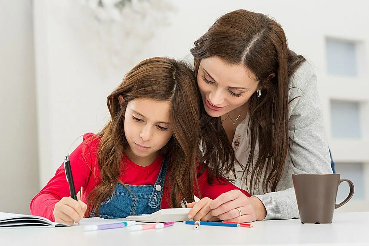Is she going to do homework. Мама с ребенком школьником. Родители и дети школьники. Женщина с ребенком школьником. Школьник с родителями.