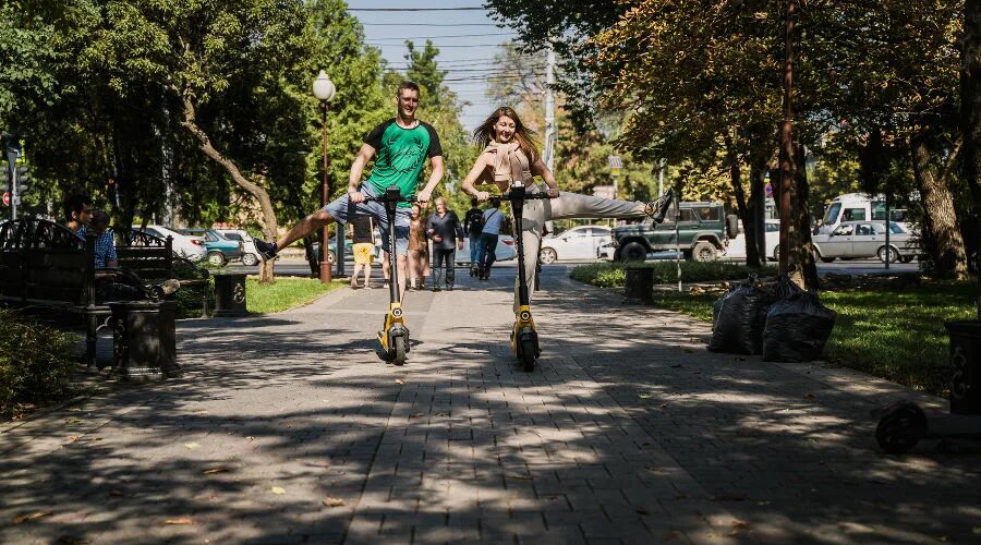 Самокат яблоки. Самокаты МТС. МТС самокаты напрокат. Шеринг самокатов в Сочи. Фото самокатов шеринга Элевен.