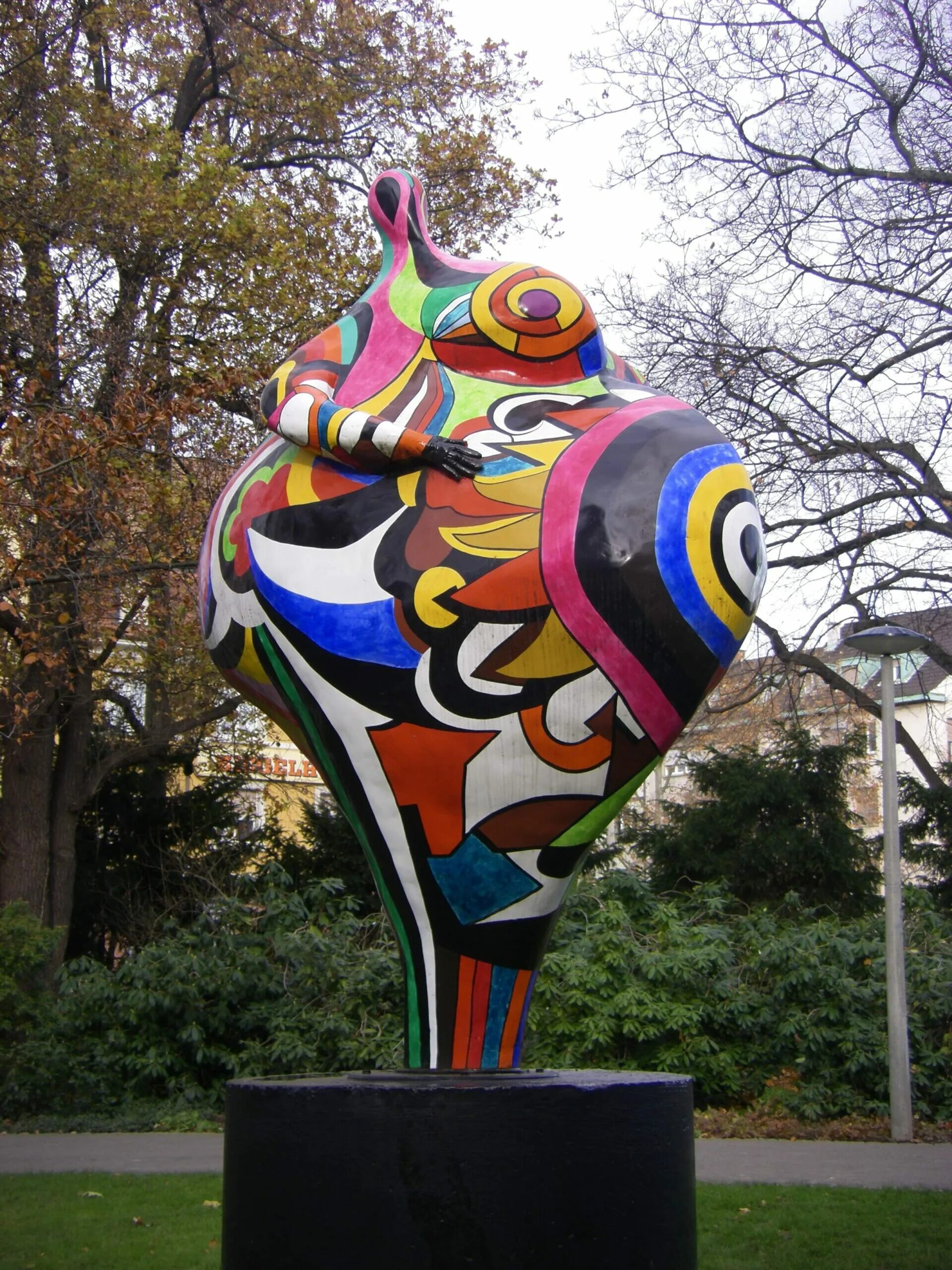 Сен ник. Ники де сен-Фалль. Скульптуры де сен Фаль. Niki de Saint Phalle скульптура.