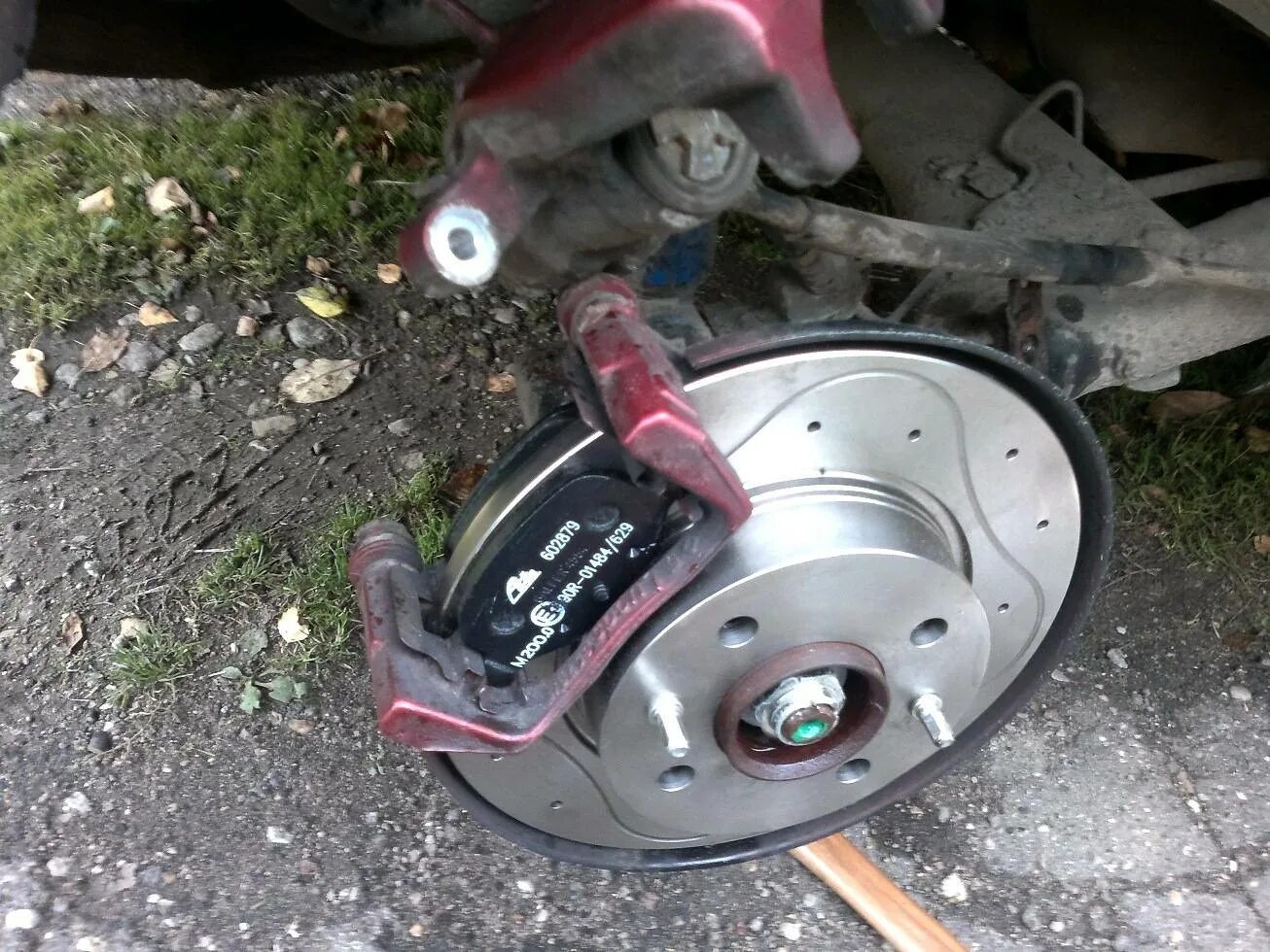 Замена колодок задних дисковых тормозов. Задние тормоза хендай солярис. Замена передних тормозных колодок лада гранта. Гранта задние колодки установочные. Замена колодок задних дисковых тормозов.