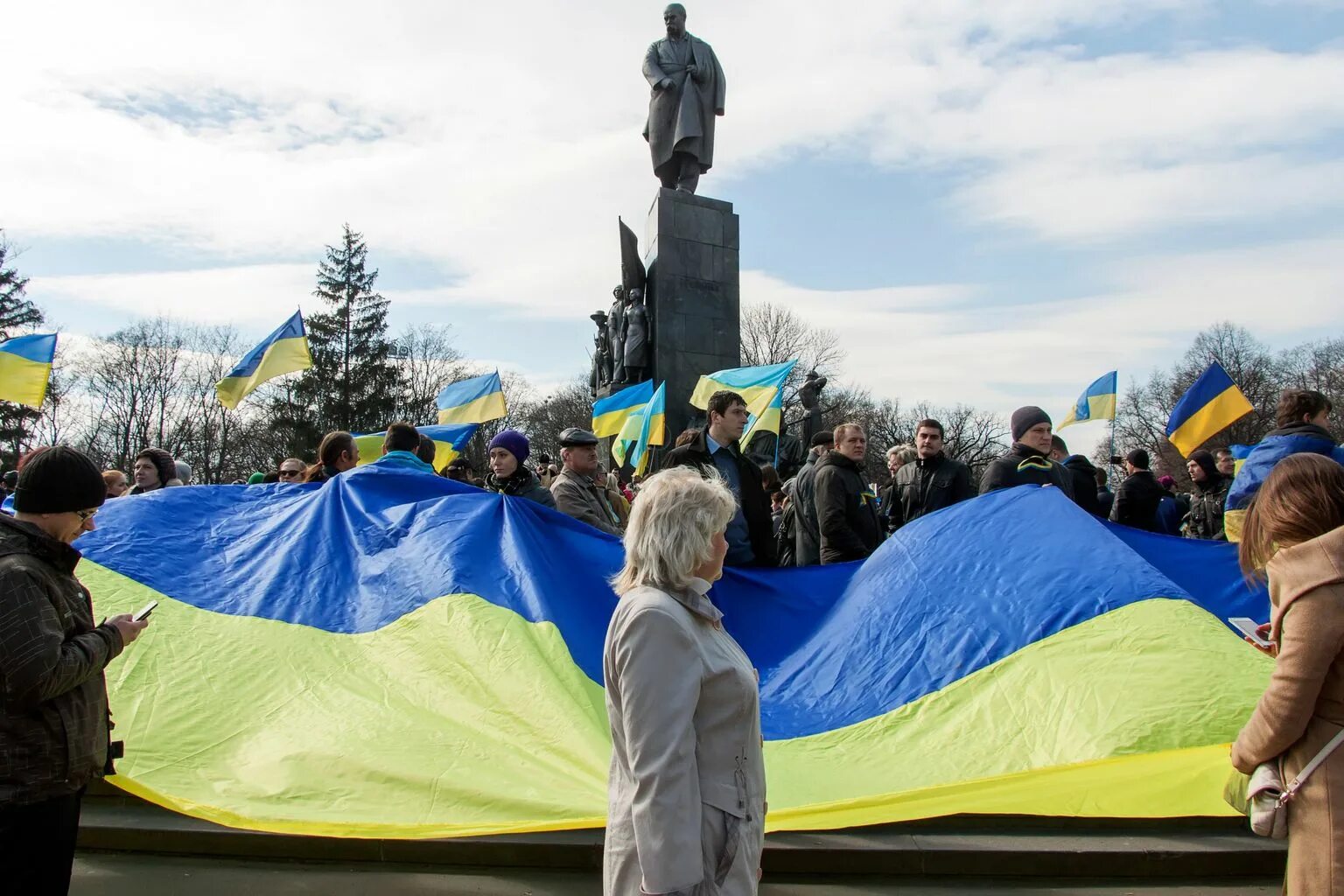 Украине конец. Памятники Тарасу Шевченко на Украине и в Крыму. Украинский памятник Тарасу Шевченко Россия. Конец украинской государственности. Украинцев конец