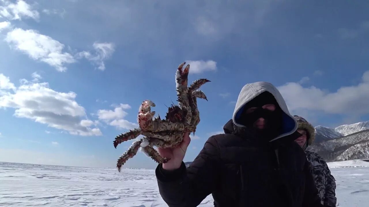 Краб зимой. Сахалинская крабалка. Ловля крабов на Сахалине. Зимняя рыбалка на краба Сахалин. Сахалин зима Крабы.