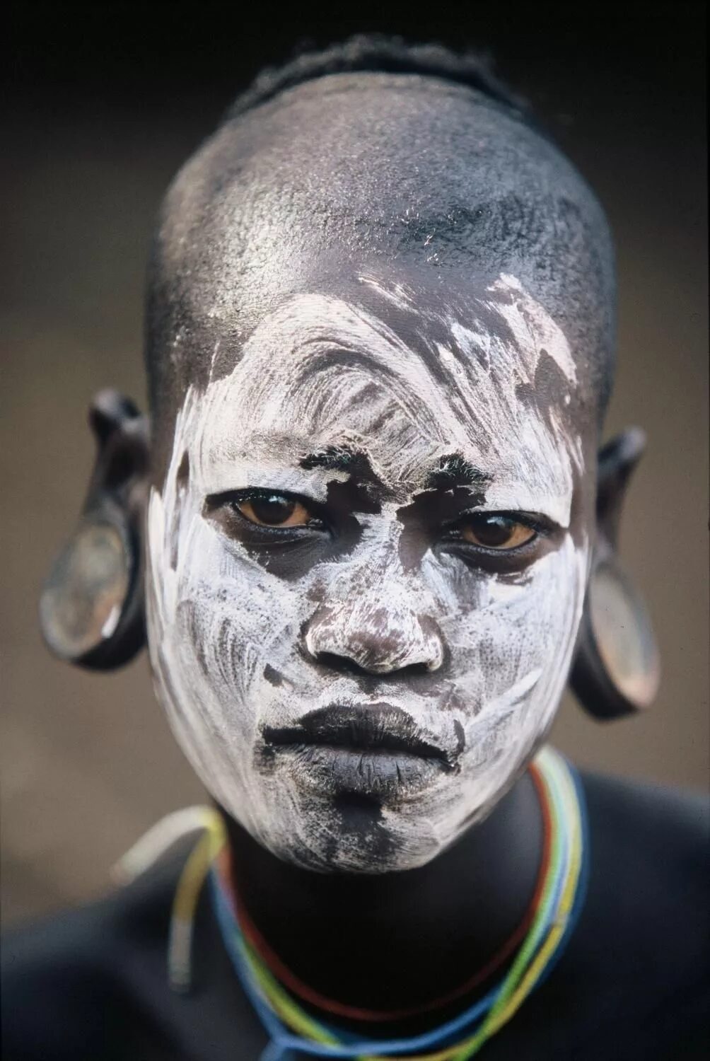 Копоть на лице. Африканские племена с белыми лицами. Африканские лица. Африканец лицо. Африканцы в белой краске.