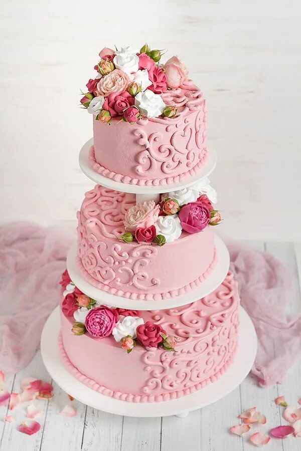 торт с кремовыми цветами. торт с цветочками для девочки. яторт. бело розовый торт. торт.