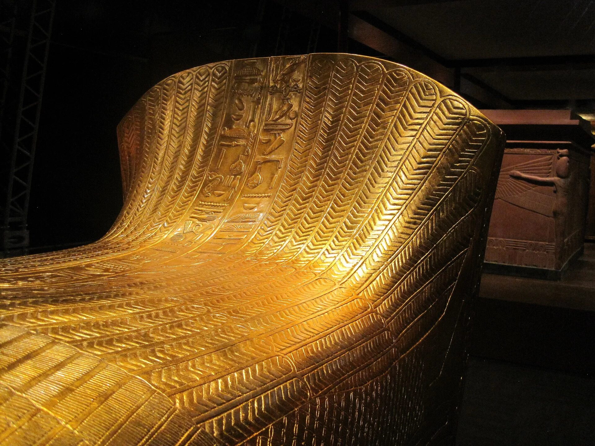 Трон фараона тутанхамона. Золотой трон Тутанхамона. Гробница Тутанхамона трон. Трон из гробницы Тутанхамона. Трон в древнем Египте.