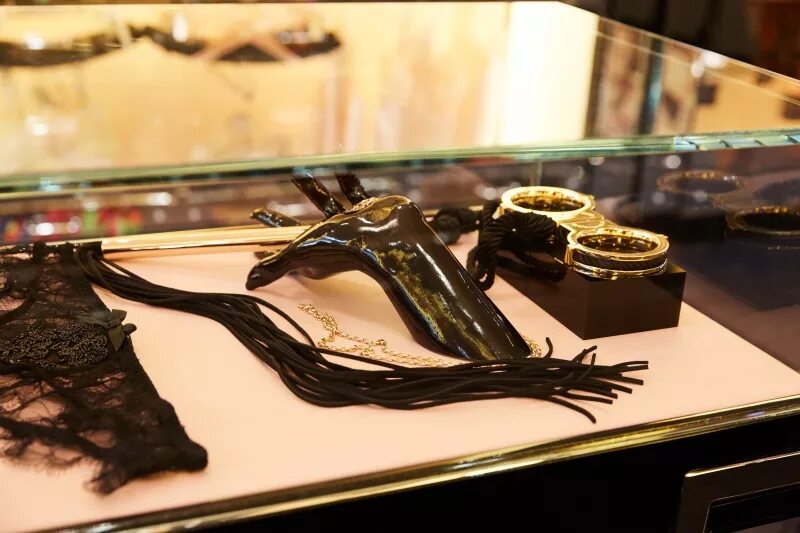 Agent store. Agent provocateur наручники. agent provocateur мужское. г сочи магазин агпнт провокатерур. фото рекламы духов агент провокатор 2005 года.