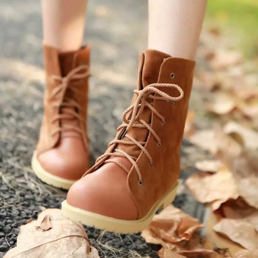 Обувь на осень. Осенняя обувь для девушек. Ботинки женские осень. Девушка в ботинках.