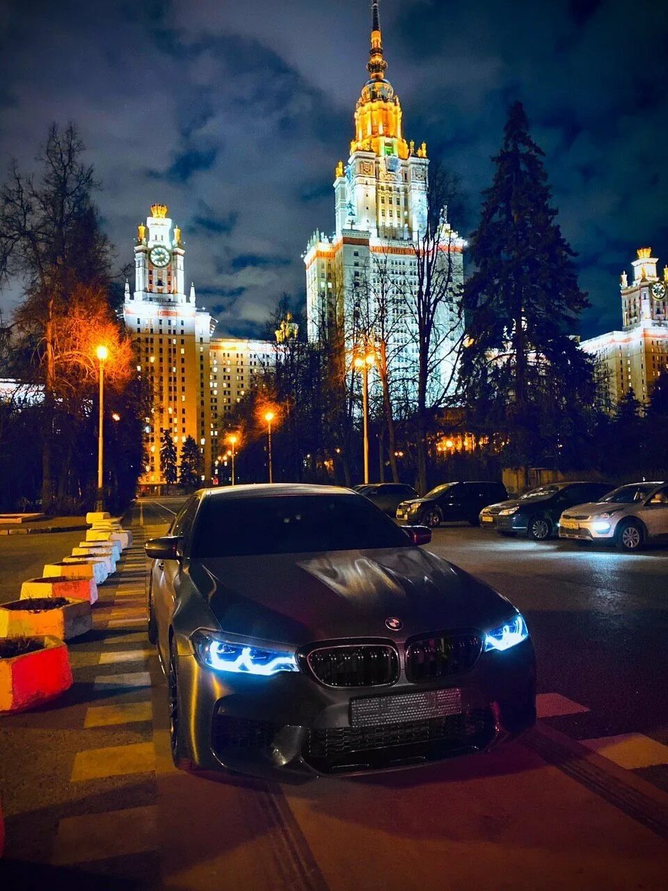 Bmw москва. Бмв f30 ночью. Ночная москва из машины. Бмв с московскими номерами. Бмв на фоне красной площади.