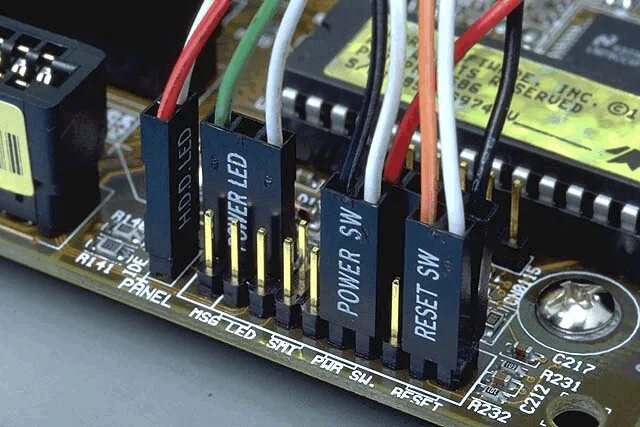 как подключить кнопку включения пк к материнской плате. материнская плата asus power sw. какой провод включает компьютер. провода передней панели к материнской плате. фронтальная панель материнской платы gigabyte.