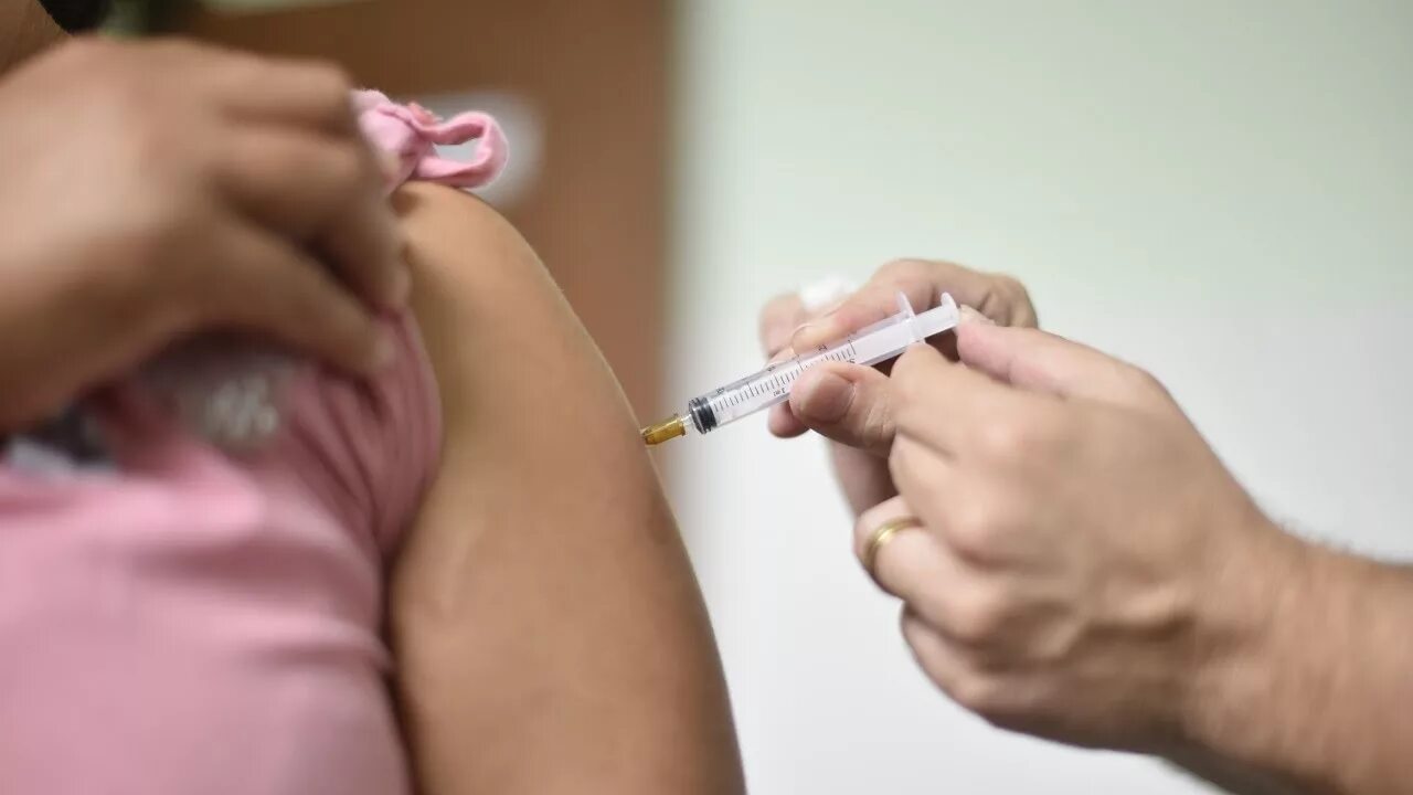 Прививка под лопатку в 14 как называется. Вакцинация под лопатку. прививка в 14 лет под лопатку.