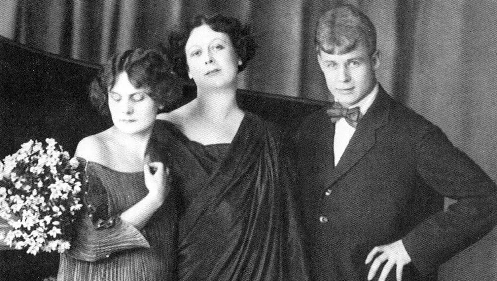 Есенин и айседора дункан, 1922. Есенин с женой айседорой дункан. Жена есенина айседора дункан смерть. Жена есенина айседора. Жена есенина айседора дункан.