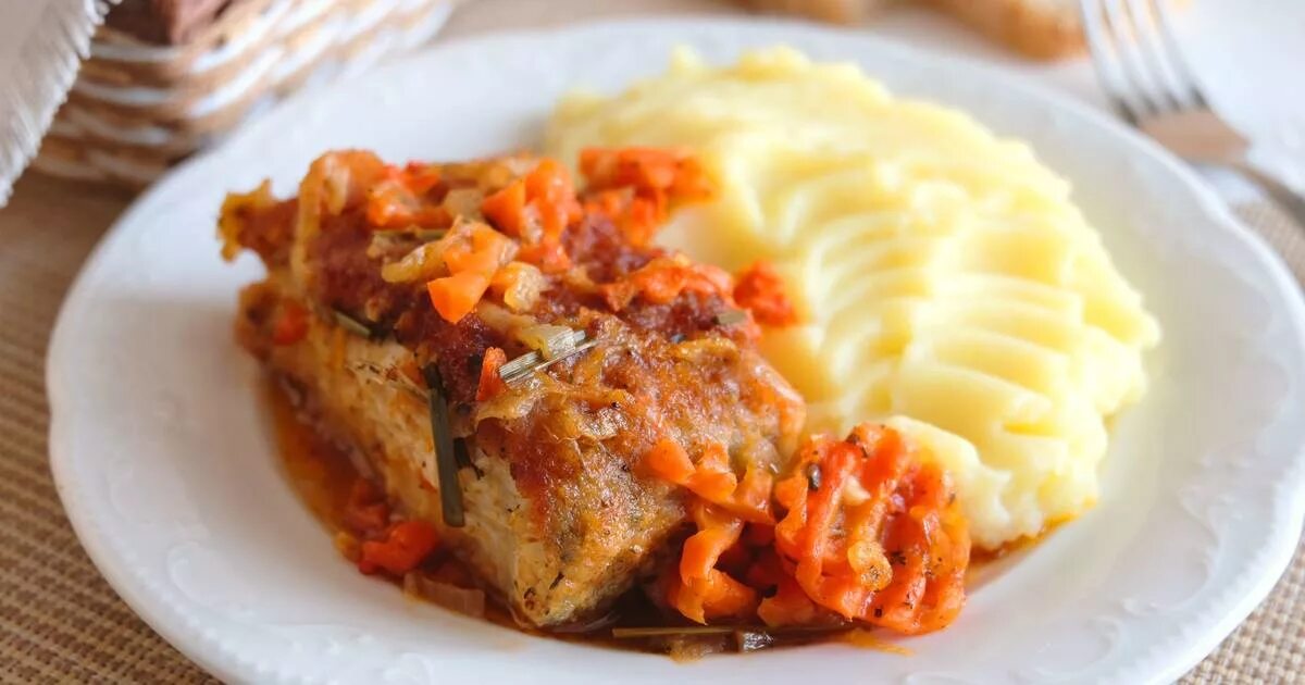 пикша тушеная с овощами