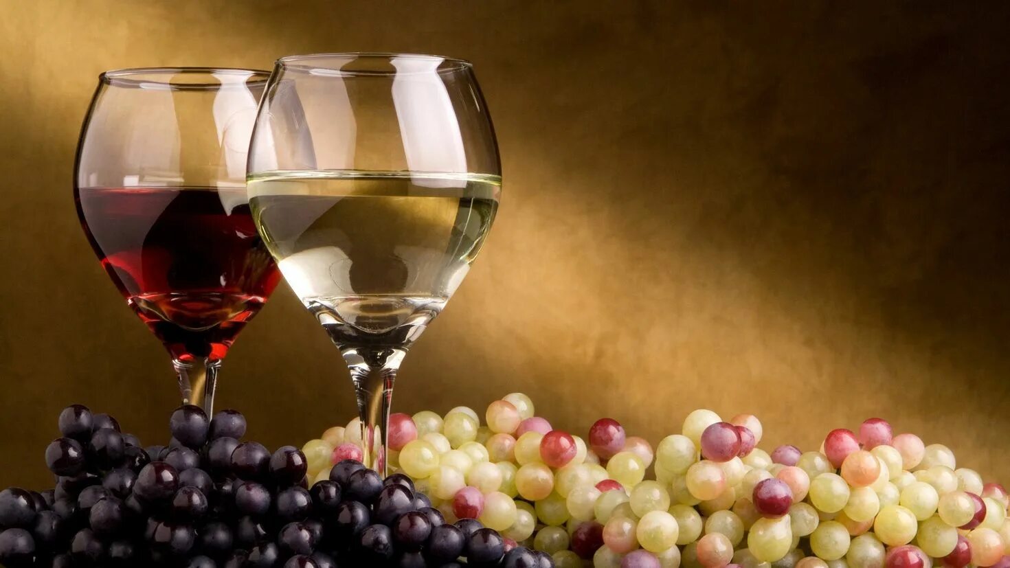 Бокал вина. Красное вино в бокале. Бокал с вином. Вино и виноград.