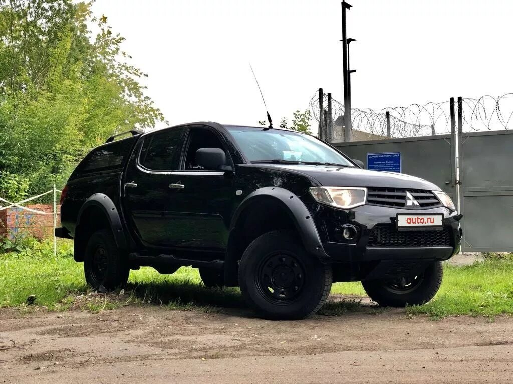 Mitsubishi l200 2011. Митсубиси л200 черный. L 200 Мицубиси черный. Mitsubishi l200 пикап черный. Mitsubishi l200 черный матовый.