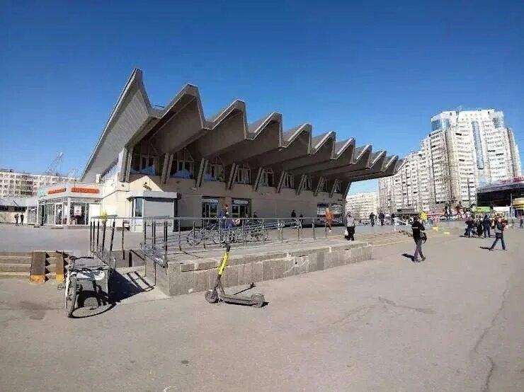 Пионерская метро санкт-петербург. Пионерская (станция метро, санкт-петербург). Пионерская (станция метро, санкт-петербург). Метро пионерская отели. Станция пионерская санкт-петербург.