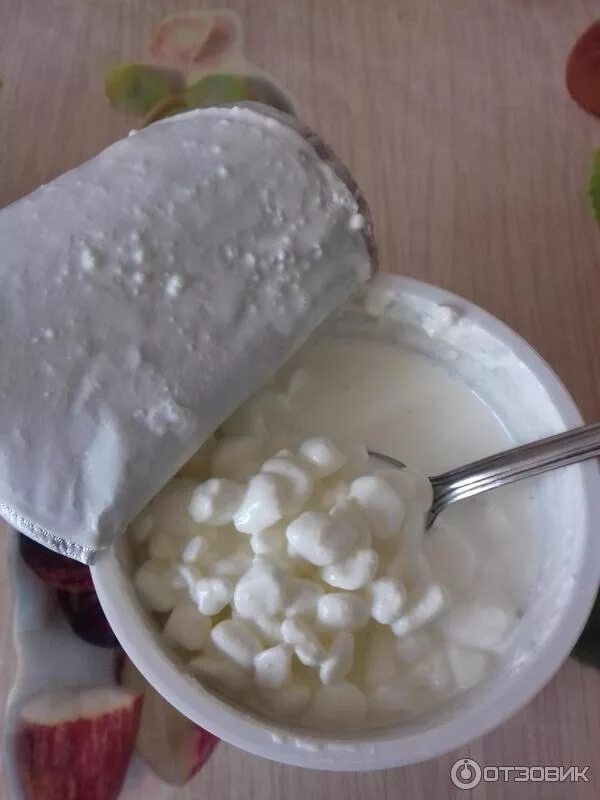 Детские творожки. Творог с горохом. Творог горошком. Творог творожок горох горошина. Детский творожок молочная кухня.