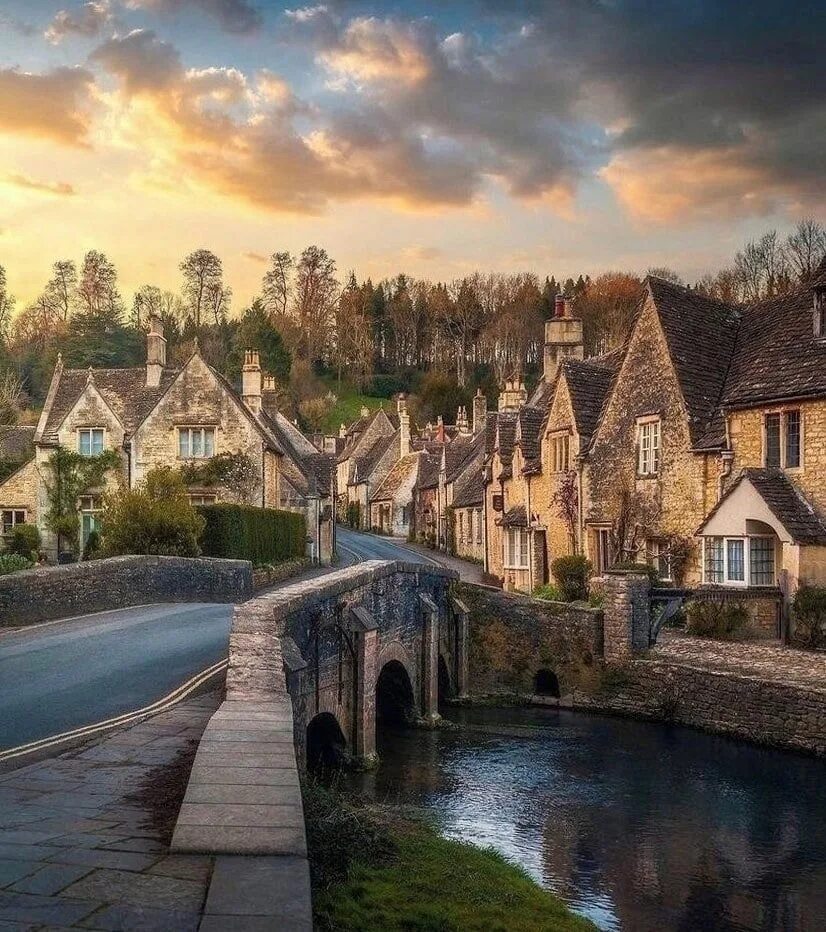 Англия деревня Castle Combe. Castle Combe, Уилтшир, Англия. Касл комб английская деревня. Касл комб самая красивая деревня в Англии. Village крепость