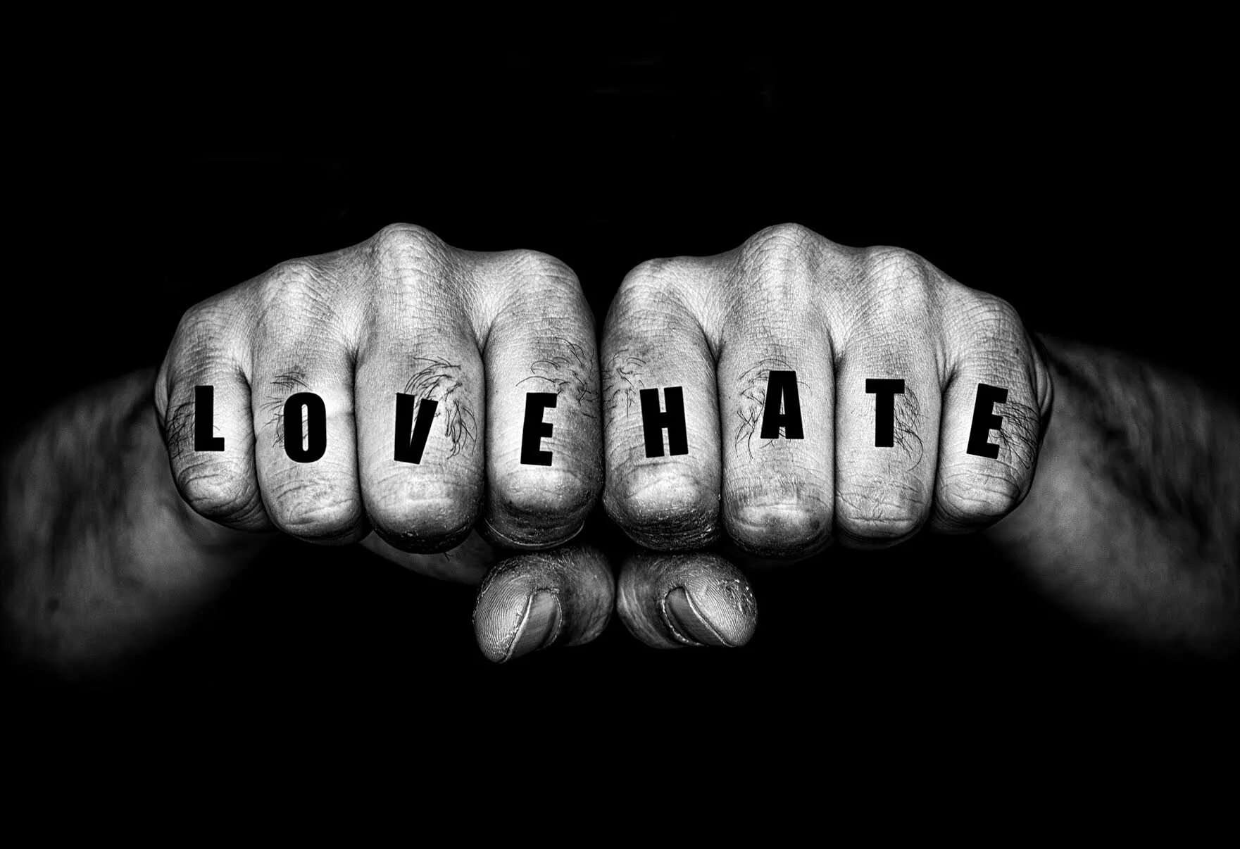 Татуировка ненавижу любовь. Тату на пальцах love hate. люблю и ненавижу тату. татушка со словом ненависть. сжатый кулак love тату.
