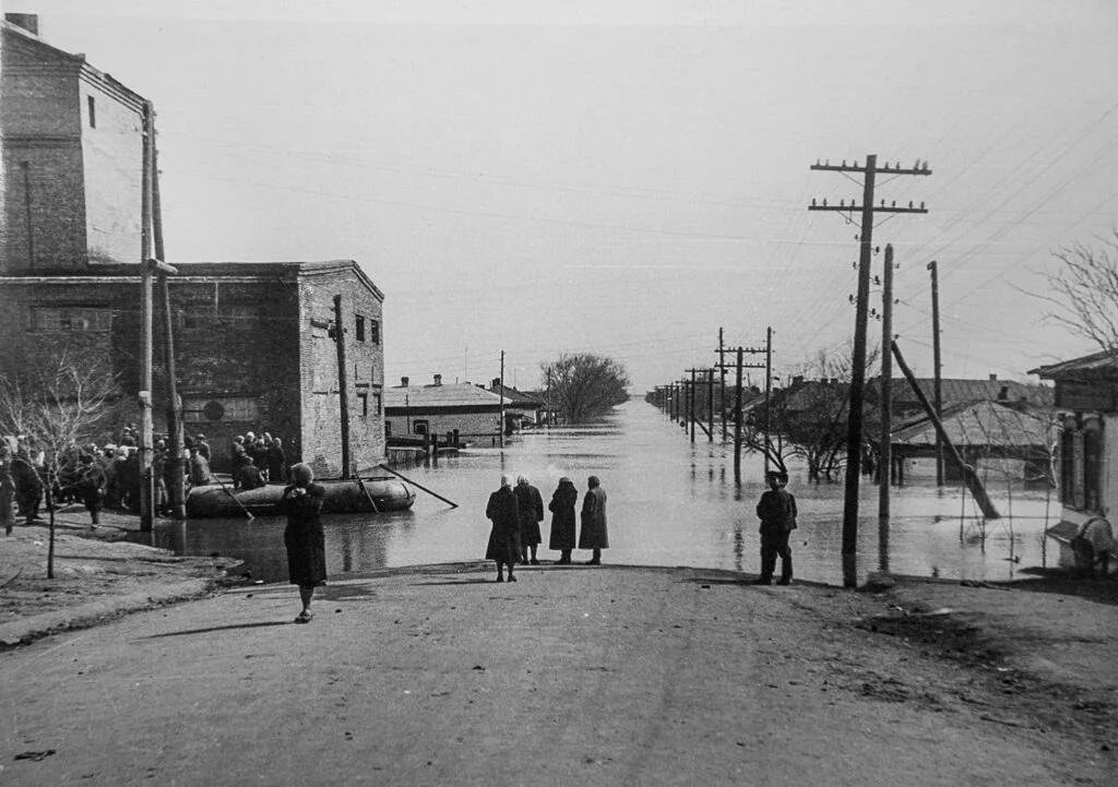 Какие улицы затопила в городе орске. Наводнение в Орске в 1957. Орск 1957 наводнение в Орске. Паводок в Орске 1957. Орск в 1735 году.