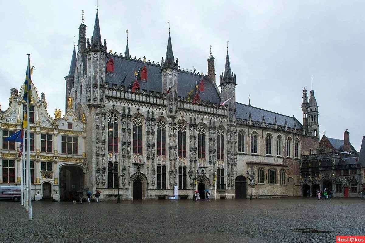 Ауденарде бельгия. Средневековый город ратуша собор. Ратуши средневековья в европе. Средневековый город рыночная площадь ратуша. Вернигероде германия ведьмы.