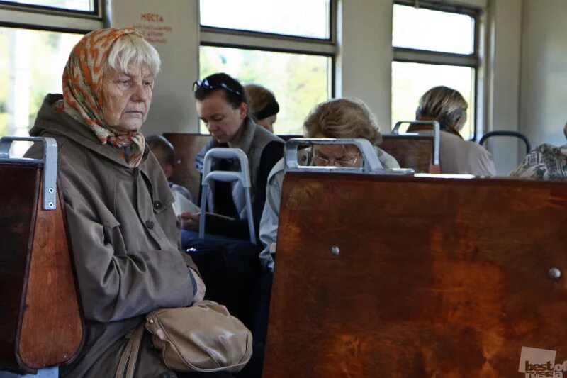 Льготные электрички для пенсионеров. Бабушка в электричке. Пенсионеры в электричке. Пенсионеры в общественном транспорте. Пенсионеры в поезде.