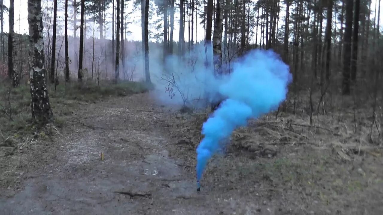Дымовой костер. Синяя дымовая шашка. Дымовая шашка армейская рдг-2. В небо поднимаются синие дымы костров. Плотный дым.