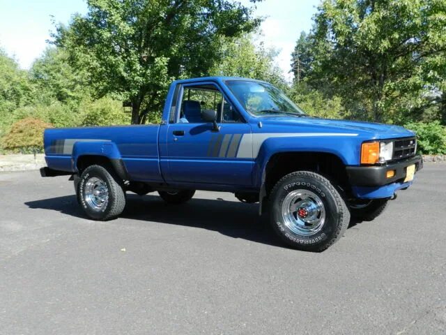 Купить пикап дизель. 1985 Toyota sr5 Pickup. Toyota Pickup 1985. Тойота 1985 дизель. Toyota Truck 4х4 1985 SR 5.