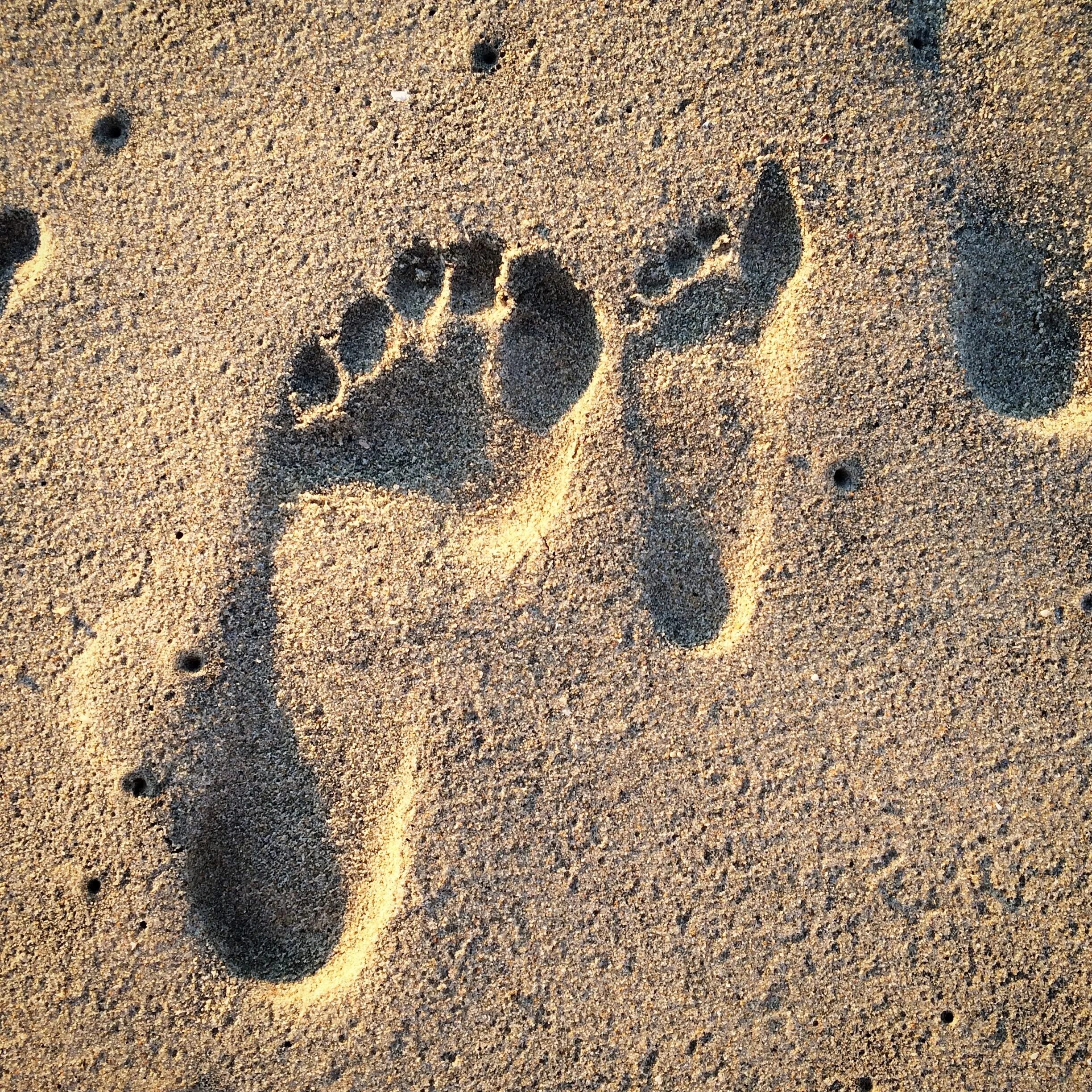 Следы в виде воды. Отпечаток стопы на песке. Следы ног на песке. Отпечаток ноги. Человеческие следы.