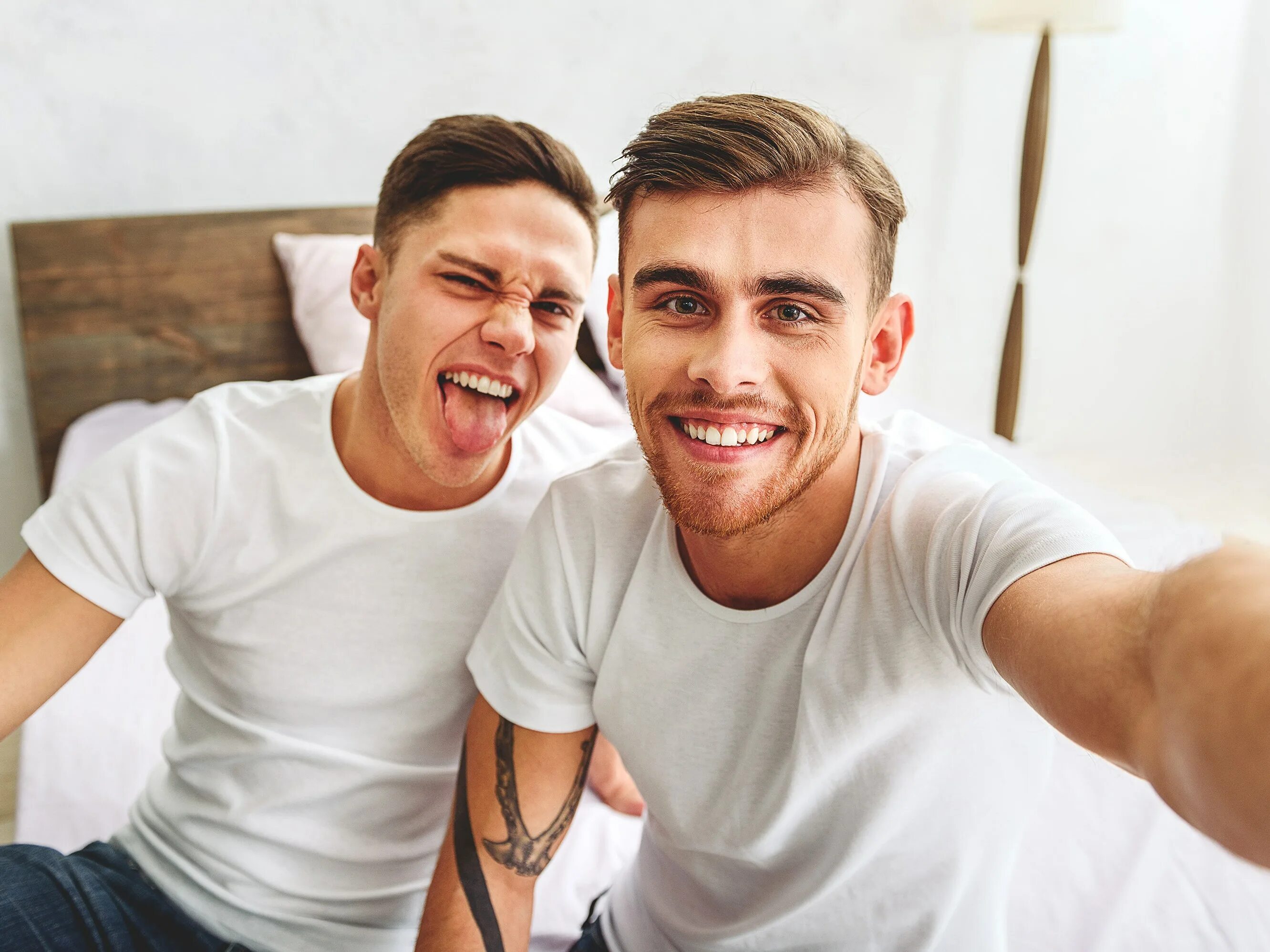 любовь двух мальчиков. два парня на природе. любовь между мужчинами. мужики будут друг друга. парни вдвоем.