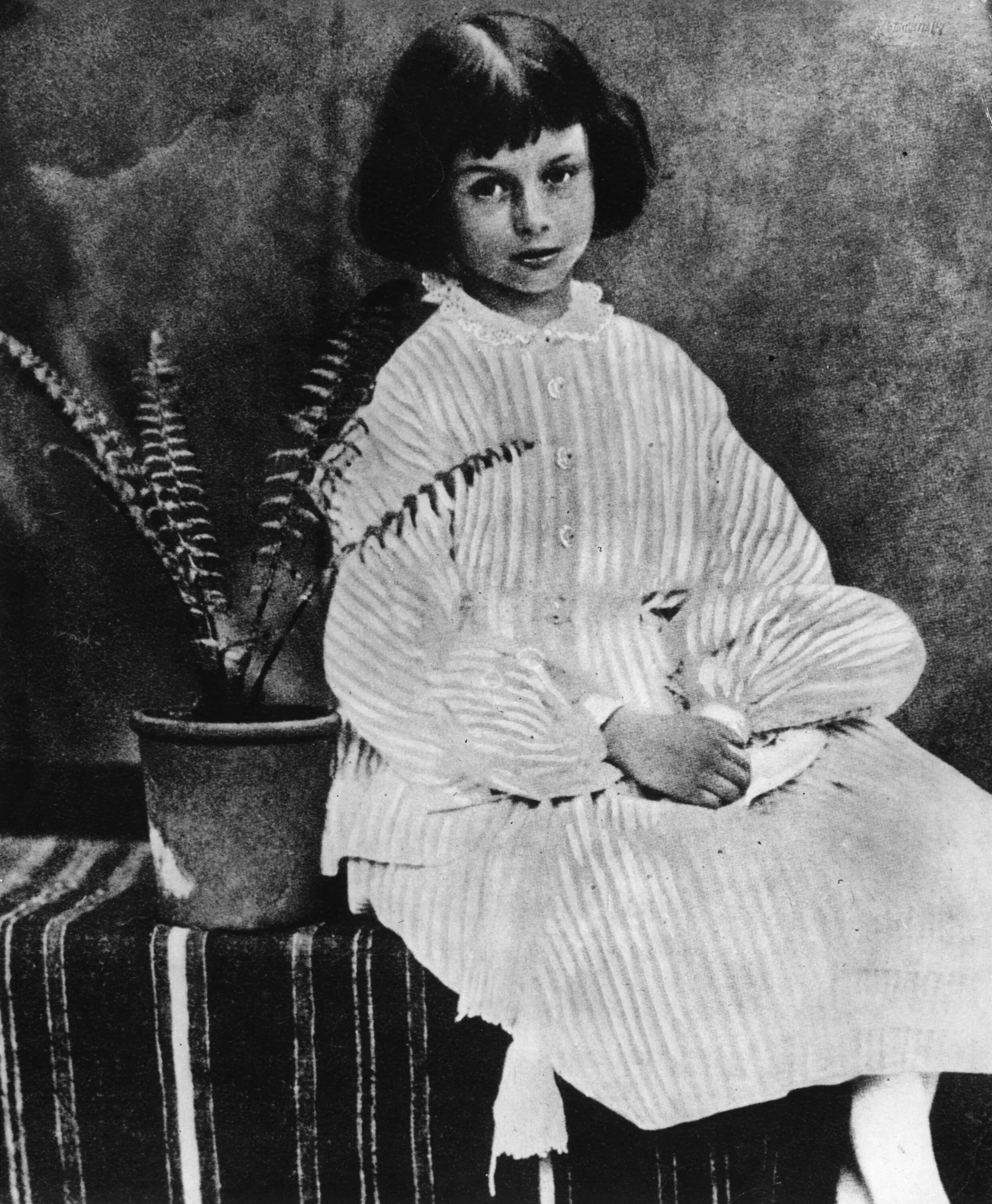 Alice lewis. Алиса Лидделл и Льюис Кэрролл. Алиса Лидделл (1852-1934. Льюис Кэрролл с Алисой Лиддел. Алиса Плезенс Лидделл.