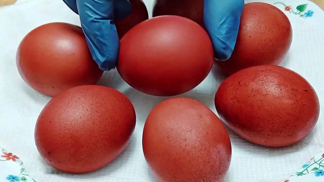 Покрасить яйца мареной. Крашеные яйца на Пасху красные. Красное яйцо. Яйца крашенные красные.