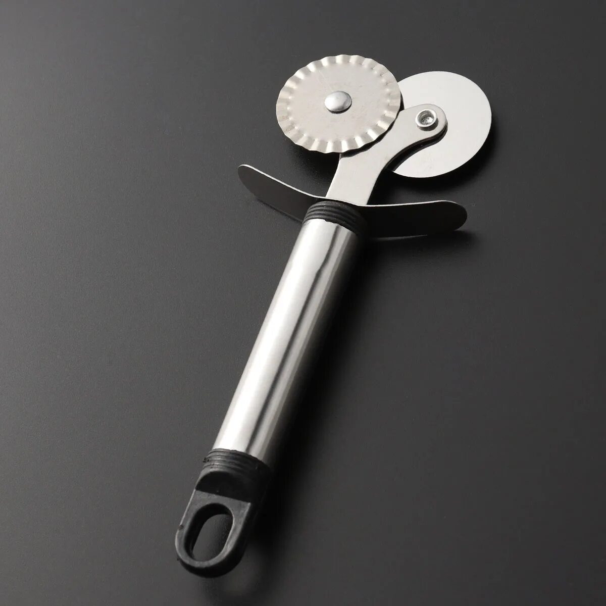 Колеса теста. Резак для круассанов. Сталь). Приспособление для резки теста. Резак кондитерский.