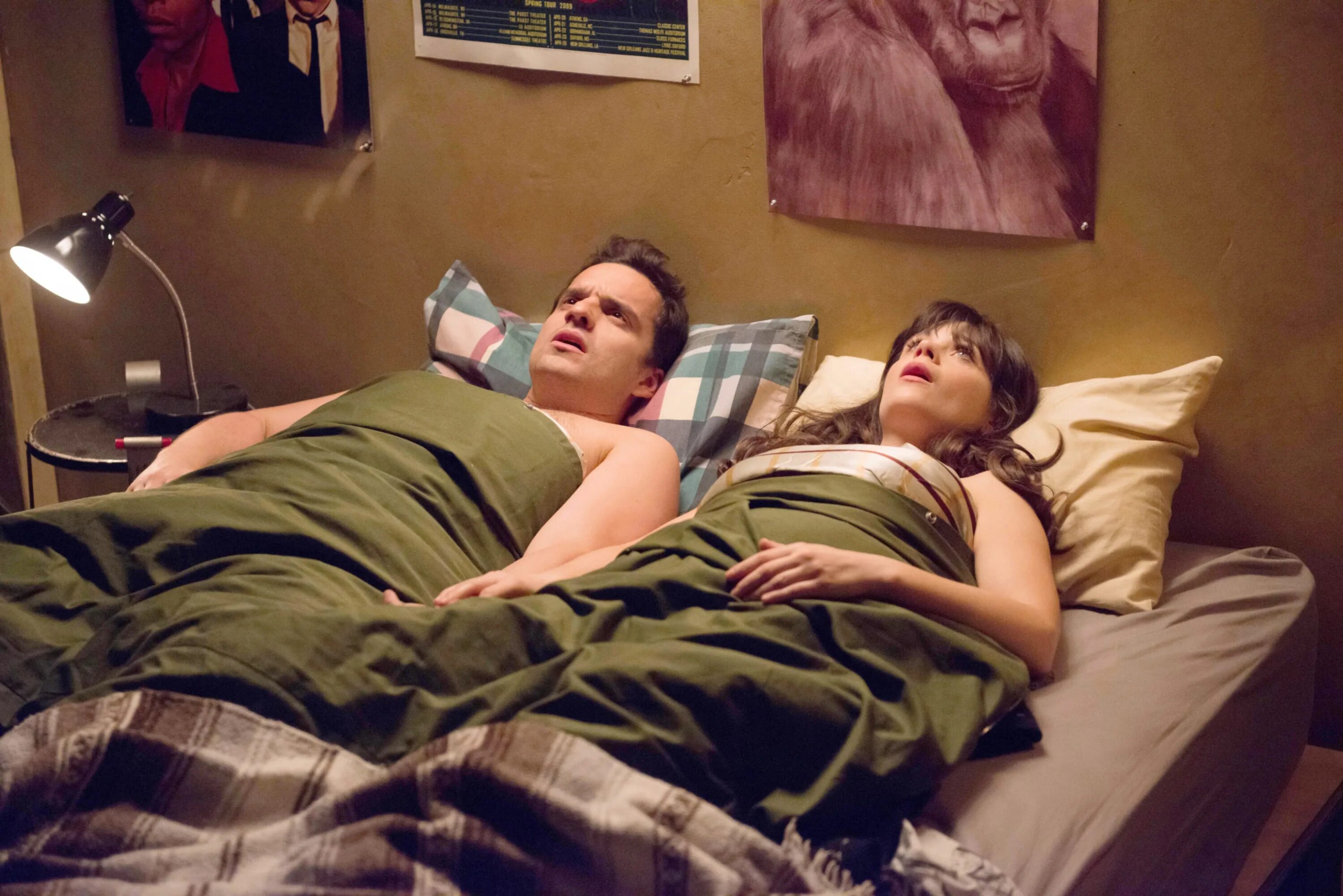 Мужчина и женщина в постели. Взрослая женщина на кровати. Подростковая любовь в кровати.