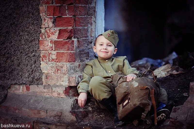 Мальчишка солдат песня слушать. Фотосессия день Победы. Детская фотосессия ко Дню Победы. Военная фотосессия для детей. Младенец в военной форме.