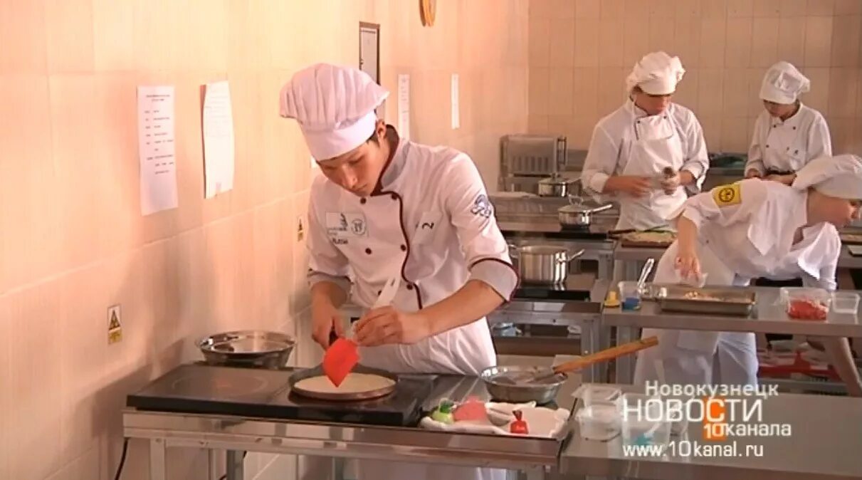 Повар кухонный работник. Требуется повар в кафе. Повар в столовой. Образовательное учреждение повара. Серии в городе кулинарная битва с маргарита егоровна.