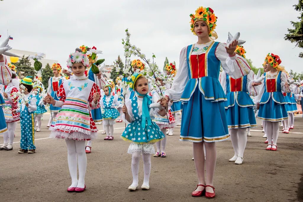 Костюм на Первомай. Первое мая костюмы. Костюм на 1 мая. Тихорецк праздник.