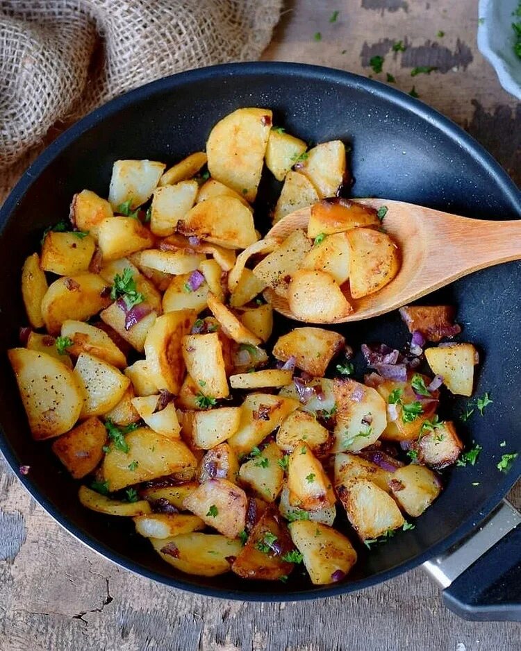 Жареная картошка. Картошка на сковородке. Жареная картошка на сковородке. Картофель на сковороде. Приготовить пожарить картошку