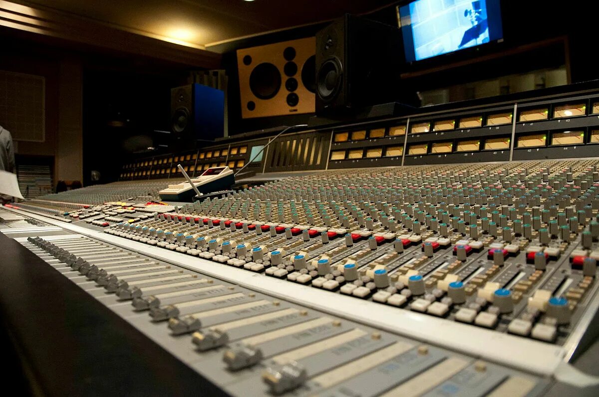 Ssl studio. Ssl9000j. solid state logic 9000. ssl 5000. solid state logic origin console.